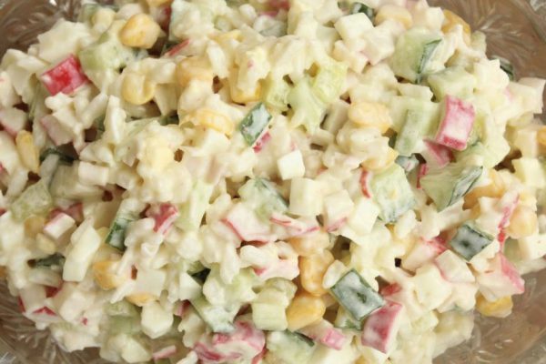 Рассказываю историю настоящего крабового салата и предлагаю приготовить вместе со мной