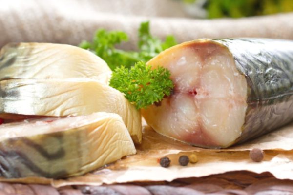 Как приготовить золотистую скумбрию в луковой шелухе