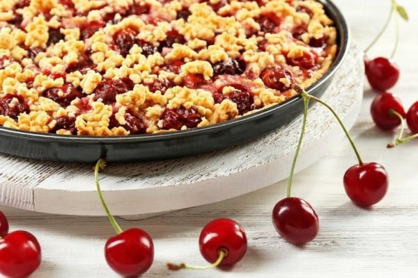 Тертый пирог с вишней