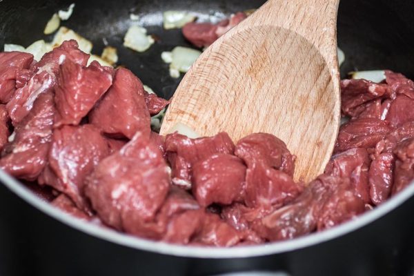 Сердобольная повариха дала рецепт мяса, которое с легкостью едят даже беззубые старики