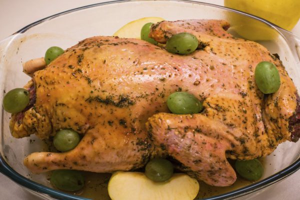 Как запечь утку с яблоками в духовке