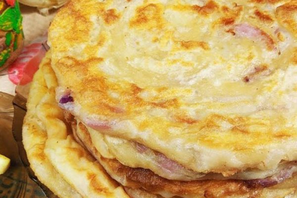 Узбекская хозяйка показывает, что она не ленится печь вместо хлеба