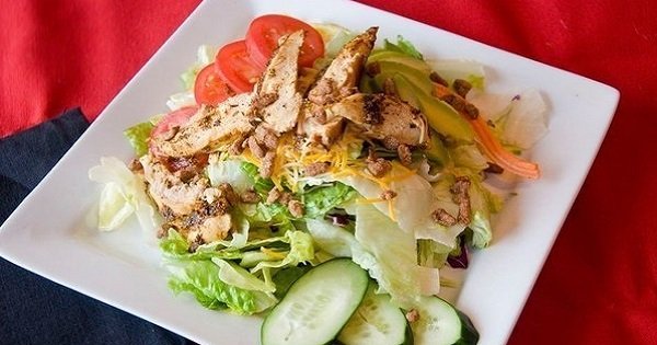 Не нажирайся на ночь! 5 простых идей салатов для легкого ужина.