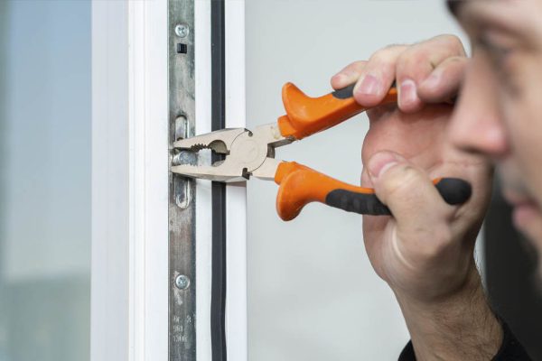 Ушлый оконных дел мастер показал, что и как нужно подкрутить, чтобы забыть о сквозняках в доме