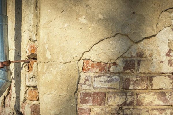 Если треснул фундамент и лопнула стена, шустро чиню строение, проработал на стройке 15 лет