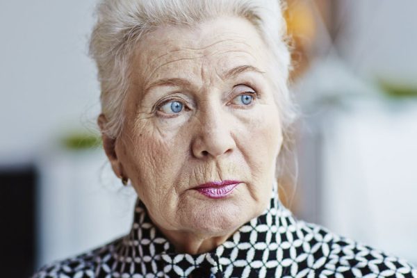 Воспитанный в бедной семье мужчина объясняет, зачем променял бабушкину квартиру на любовь