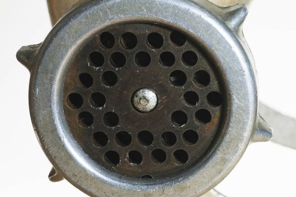 Куда пристроить решетку от старой мясорубки