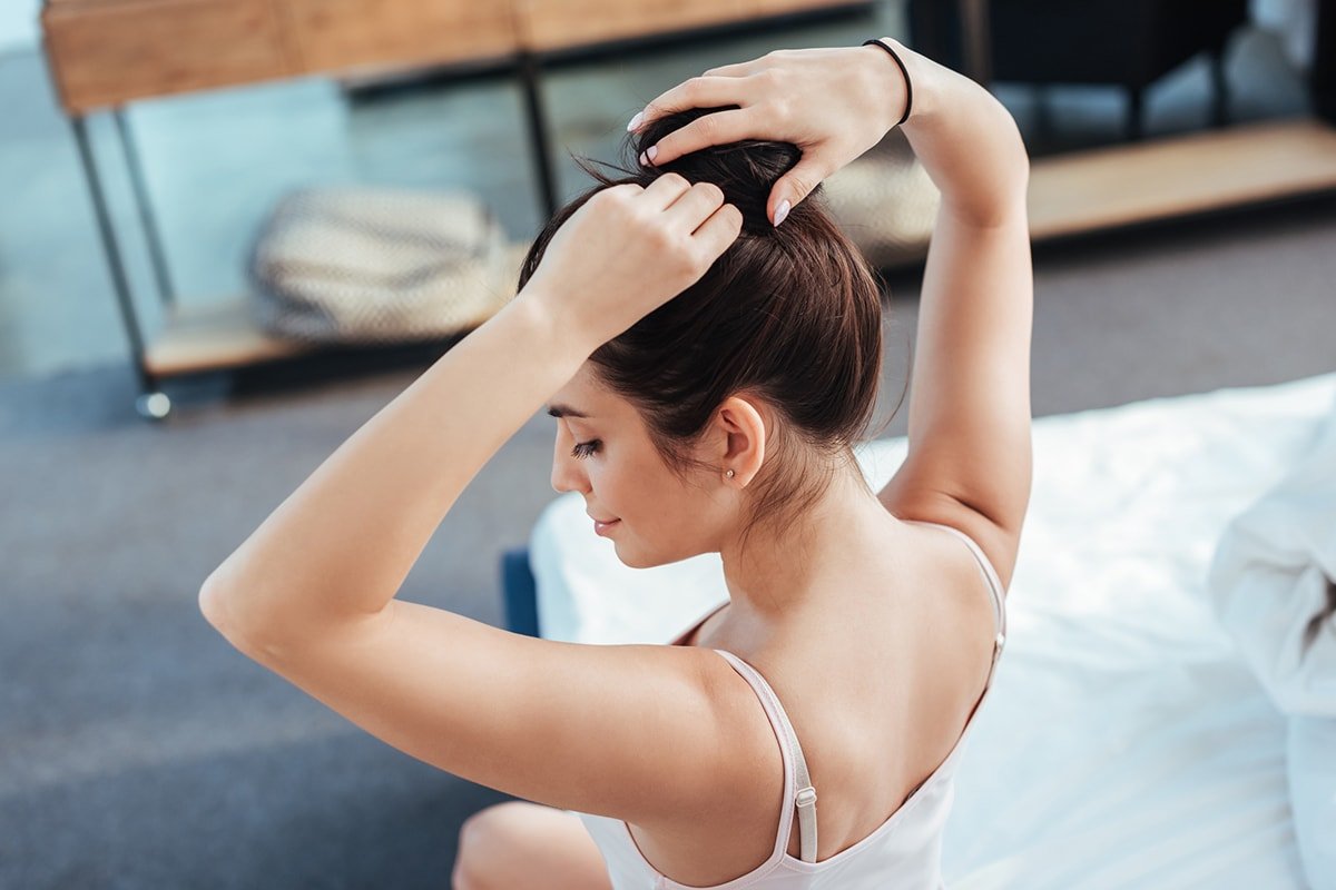 девушка делает прическу