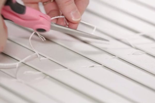 Она разрезала старые жалюзи, чтобы сделать очаровательную вещь для дома!