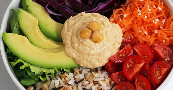 Идеальное повседневное блюдо: рис с овощами — не только просто, но и очень аппетитно.