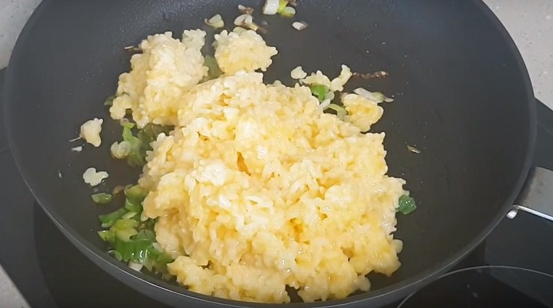 Способ приготовления риса по-китайски блюдо, яйцом, чтобы, приготовить, яйцами, обжаривать, схватитсяПереложи, масло, соевый, Продолжай, насчет, жареный, сливочное, тарелку, красиво, сформируй, Подавай, красивую, продолжай, Добавь