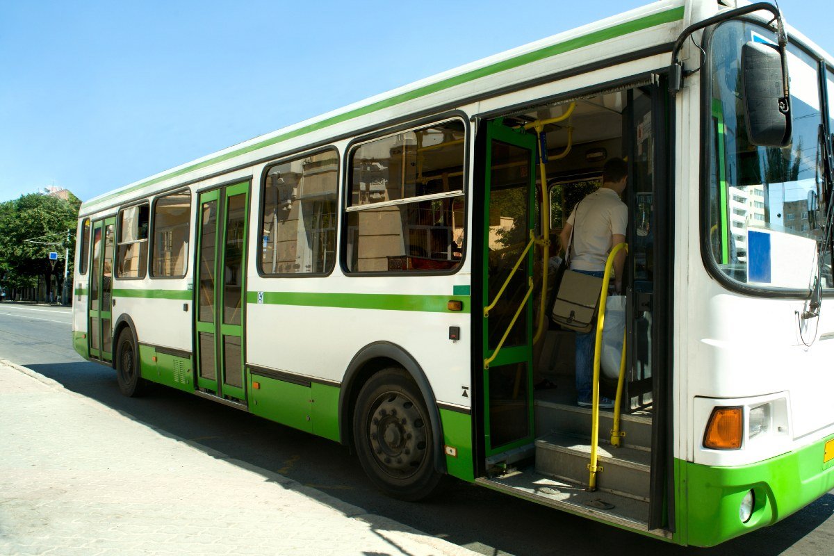 злая женщина кричит