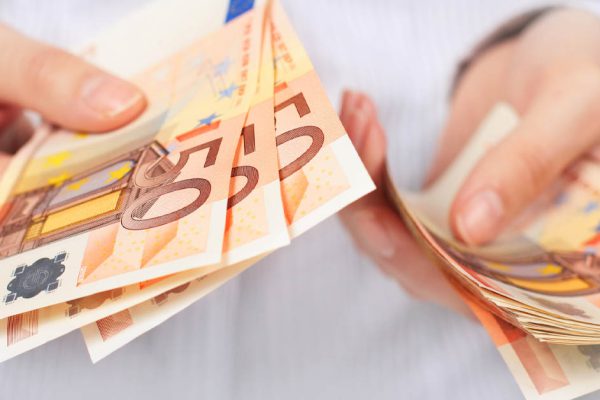 Мы с сестрой не общались 10 лет, а пару дней назад она появилась у меня на пороге и попросила об услуге