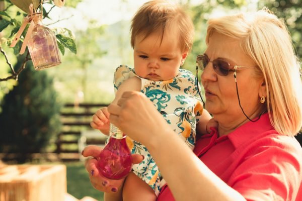 Поселила тетку у себя, помогла с работой, но всё обернулось проклятием семьи