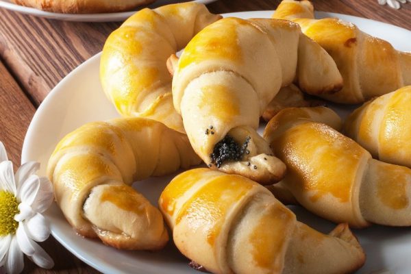 Рецепт сладких маковых рогаликов на кефире и дрожжах