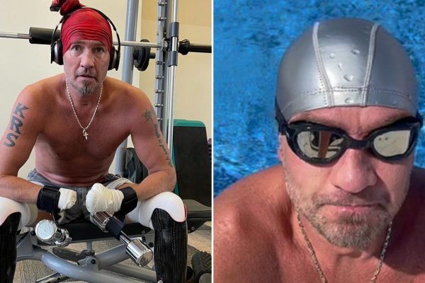 Роман Костомаров снова удивил поклонников, показав новое видео, где он плавает в бассейне