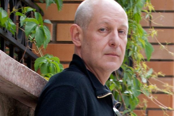 Мать всю жизнь твердила мне, что отца не стало еще до моего рождения, но пару дней назад на пороге моего дома появился мужчина