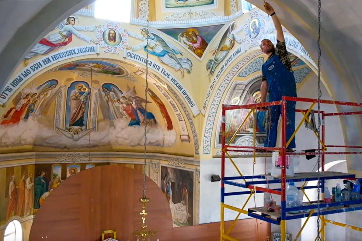 Украинский священник сам расписывает храмы, хоть у него и нет художественного образования