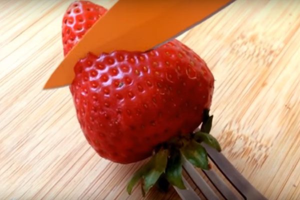 Никогда не думал, что это можно сделать из обычной клубники. Просто загляденье!