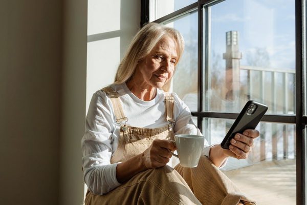 Пожилая мама собиралась праздновать Рождество одна, ведь дети отвернулись от нее, узнав, что она подрабатывает уборщицей