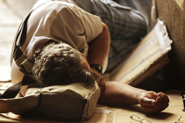 Мария спешила со смены, опаздывая на свидание, но заметила бездомного без чувств и бросилась на помощь без раздумий