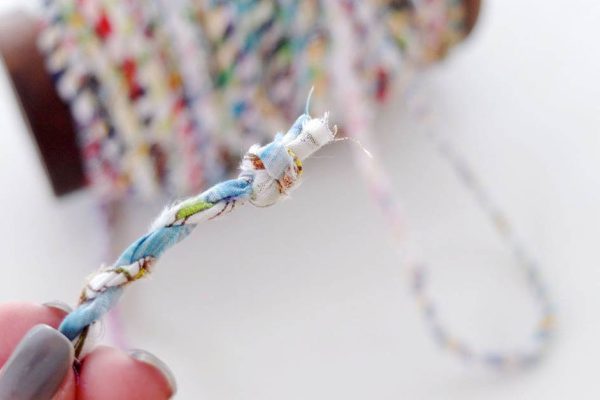 Урок хитрой швеи, которая научит вить веревку из остатков ткани, полезную в хозяйстве