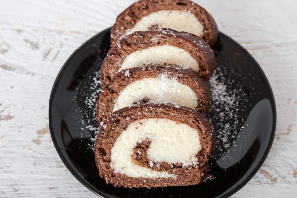 Шоколадный рулет «Баунти» без выпечки и почему он не тает