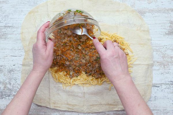 Рулет из лаваша в духовке