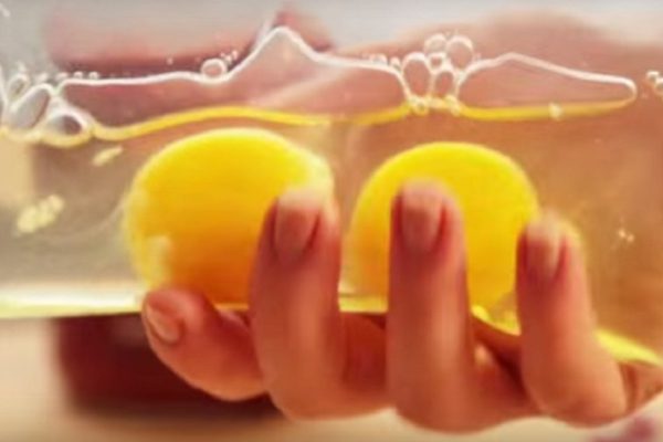 Она поместила 2 яйца в мешочек с застежкой. Итог — лучший завтрак, который я видел!