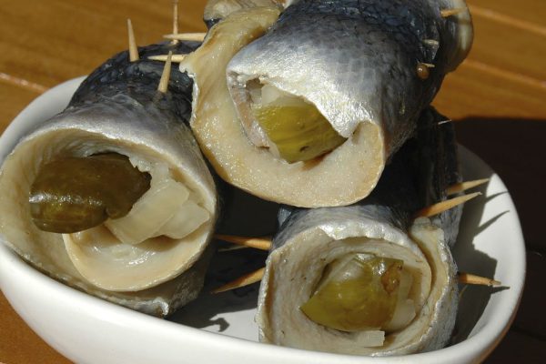 Праздничный рулет из сельди, чтобы накрыть фуршет и всё время танцевать