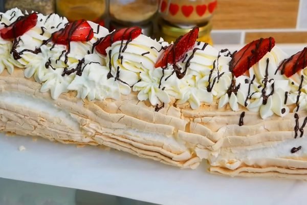 Улыбчивая цыганка готовит пышный меренговый рулет, по вкусу похоже на пирожное «Павлова», только еще лучше