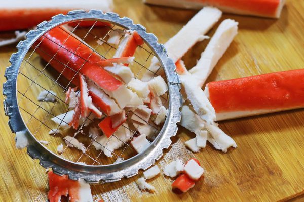 Зачем шинковать и запекать крабовые палочки