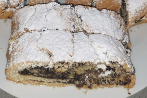 Мама пекла израильские рулетики со смородиновым вареньем, хранятся около недели при комнатной температуре