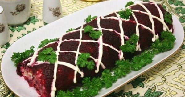 Сделай рулет из салата «Селедка под шубой». Настоящие русские суши!