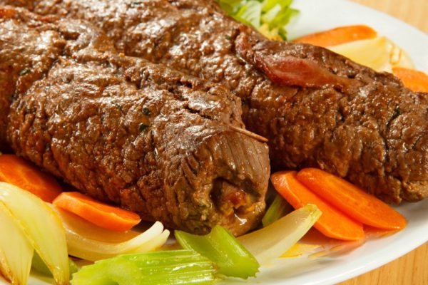 Как приготовить рулетики из свинины с грибной начинкой