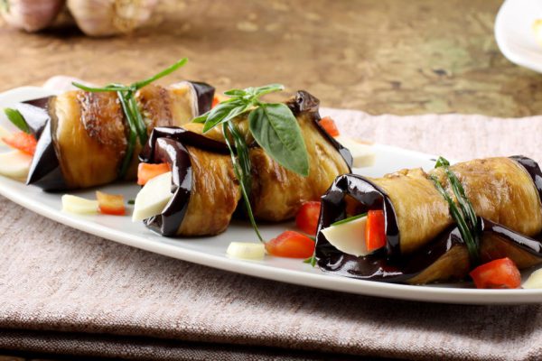 Рецепт баклажанных рулетов с чесноком