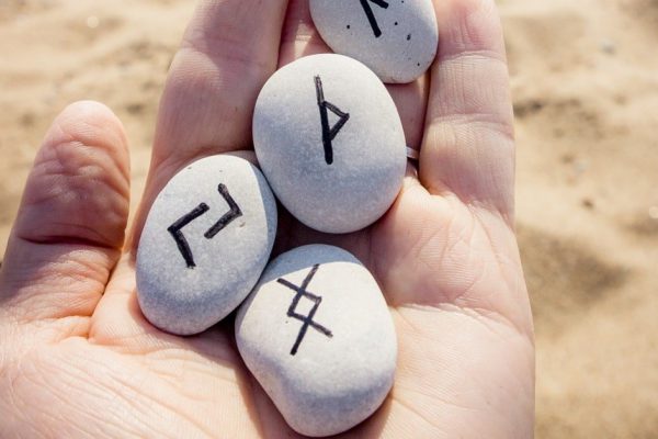 Что сулят руны каждому знаку зодиака летом 2022 года