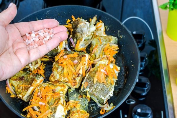 Шеф-повар из Польши показал, как жарить любую рыбу, чтобы она получилась без костей