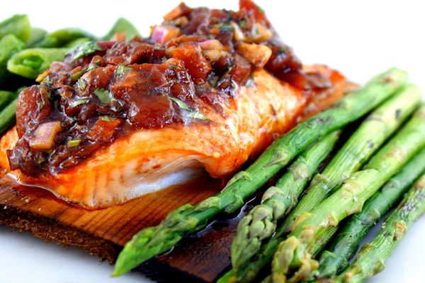 Как запечь рыбу в свекольном соке