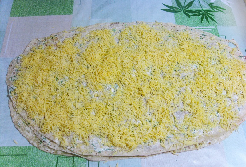 рулет из лаваша с сайрой и зеленью