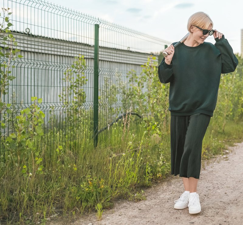 с чем носить белые кроссовки