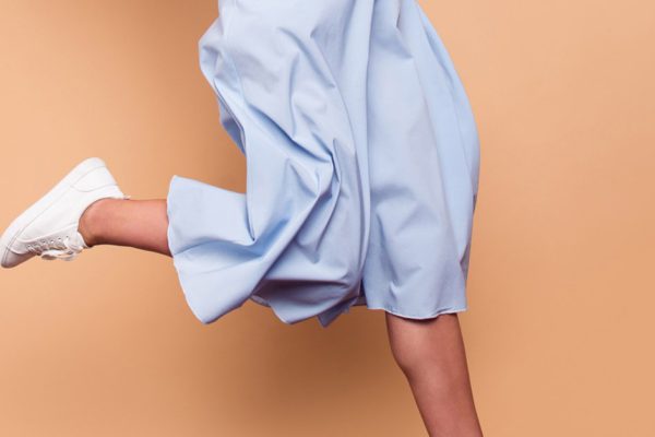 С чем носить белые кроссовки