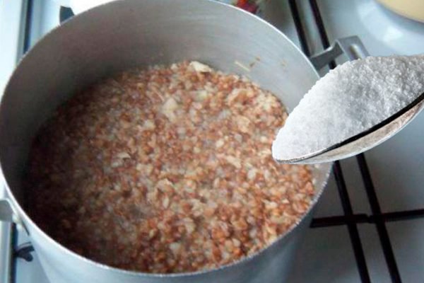 При приготовлении гречки многие хозяйки совершают одну и ту же ошибку, вот как надо ее варить