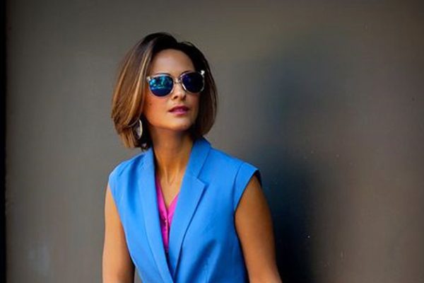 С чем сочетать цветные брюки