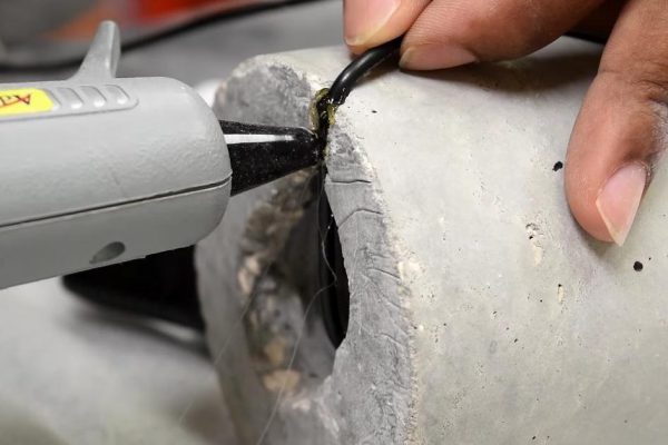 Мастер протянул светодиодную нить сквозь трубу. Спустя 2 дня в его сад заглядывали все соседи!