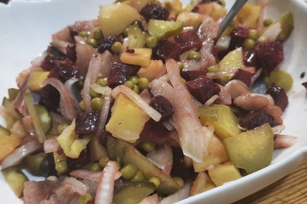 Салат-экспромт «Ленивый Иво»: назвала в честь любимого мужа, который обожает уплетать селедочку