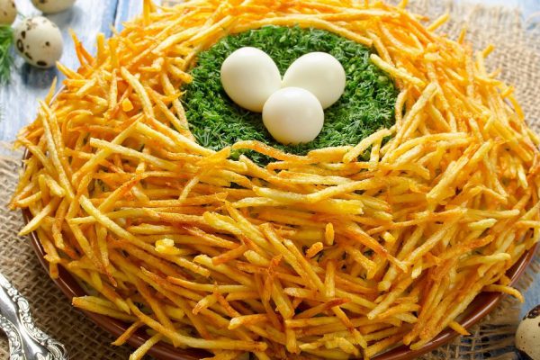 Salad "Nest grouse". Russian traditional salad. Vegetable salad with crispy potatoes