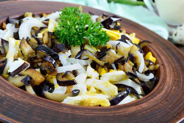 Рецепт салата из баклажанов с луком