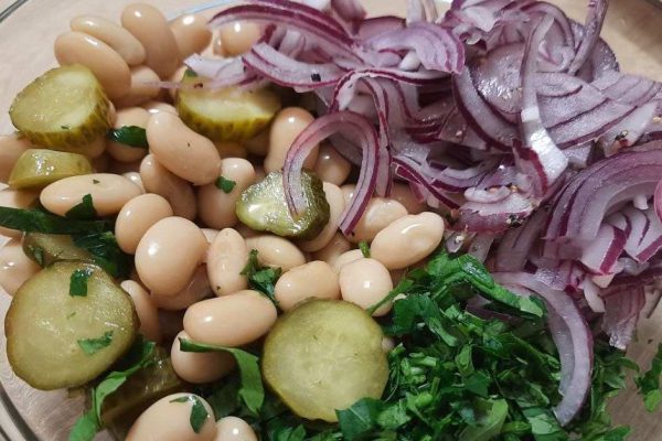 Научилась в Италии промывать консервированную фасоль, всю слизь сливаю, наслаждаюсь изысканным вкусом салата