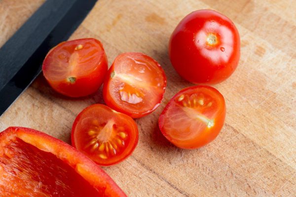 Ресторанный критик вдумчиво жует, ведь это не салат, а немой восторг